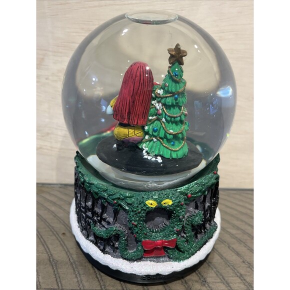 The Nightmare Before Christmas Musical Waterball Snow Globe Waterglobe SAlly tre - Picture 3 of 6